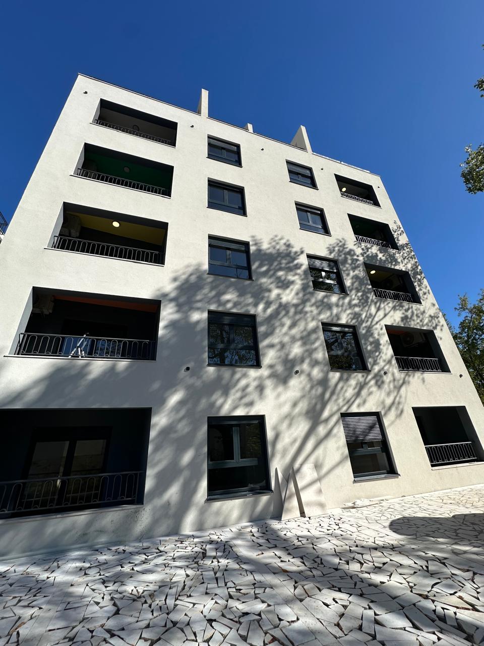 Izdaje se dvosoban duplex stan u Zagoriču , Podgorica .